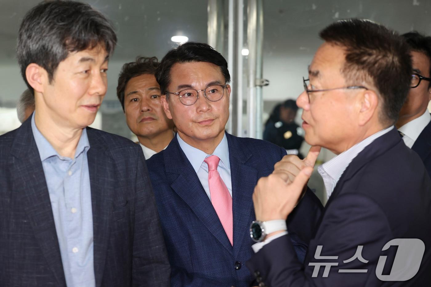 본문 이미지 - 6·3 지방선거 투표용지 부족 사태를 조사 중인 윤상현 국회 국정조사특별위원회 위원장과 윤건영 더불어민주당 간사, 서범수 국민의힘 간사가 2일 서울 송파구 올림픽공원 내 개표소 내부 현장조사를 마치고 이야기를 나누고 있다. 2026.7.2 ⓒ 뉴스1 국회사진기자단