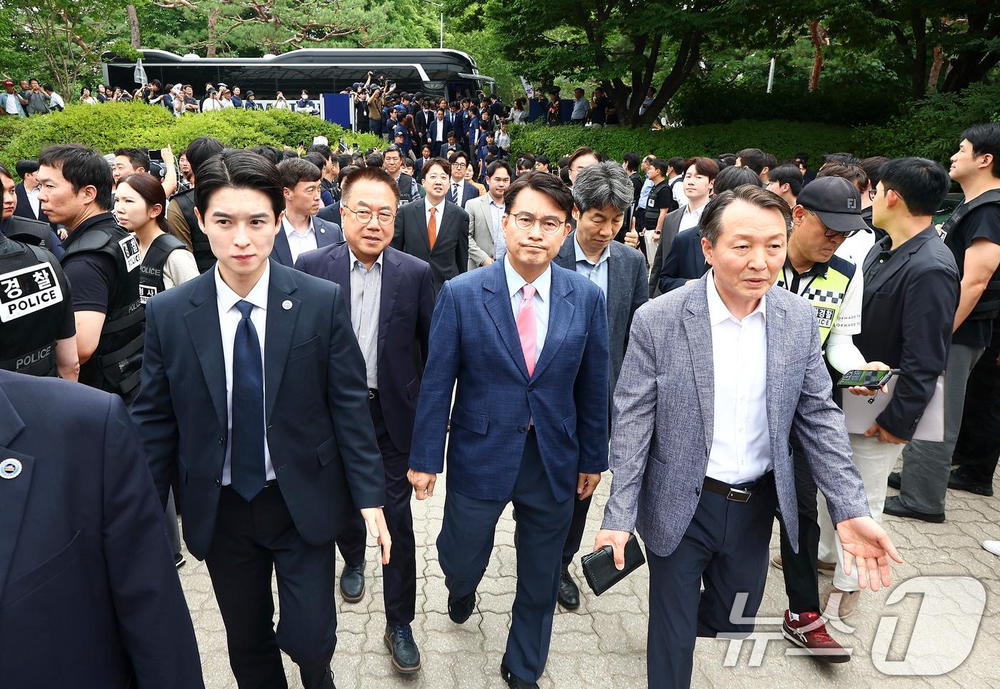 본문 이미지 - 윤상현 국조특위 위원장과 6·3 지방선거 투표용지 부족 사태를 조사 중인 국회 국정조사특별위원회 위원들이 2일 서울 송파구 올림픽공원 내 개표소 내부로 이동하고 있다. 2026.7.2 ⓒ 뉴스1 국회사진기자단