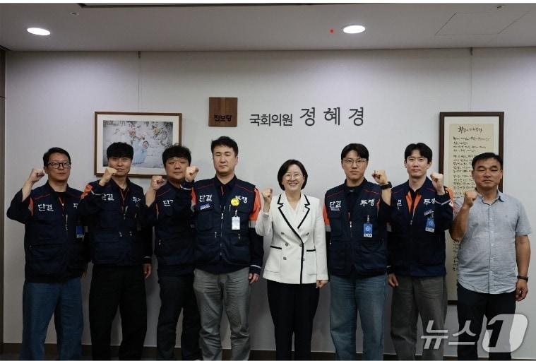 본문 이미지 - 지난 1일 고려아연 노동조합이 국회 정혜경 의원실에서  간담회를 진행한 후촬영을 하고 있다. 