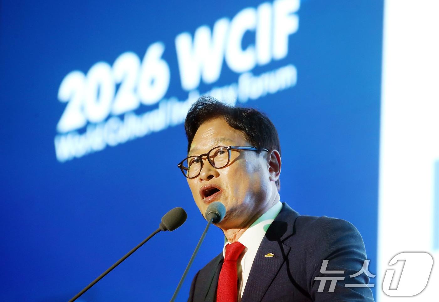 본문 이미지 - 김대권 대구 수성구청장이 2일 오후 대구 수성구 호텔수성에서 개막한 '제7회 세계문화산업포럼(WCIF 2026)'에 참석해 축사를 하고 있다. 2026.7.2 ⓒ 뉴스1 공정식 기자