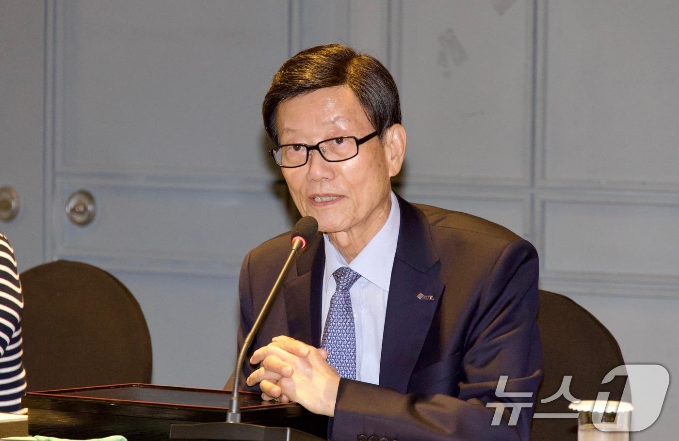 본문 이미지 - 윤진식 한국무역협회 회장이 2일 광주 홀리데이인 호텔에서 열린 전남광주 수출기업 간담회에서 인사말을 하고 있다. (한국무역협회 제공. 재판매 및 DB금지) 2026.7.2 ⓒ 뉴스1
