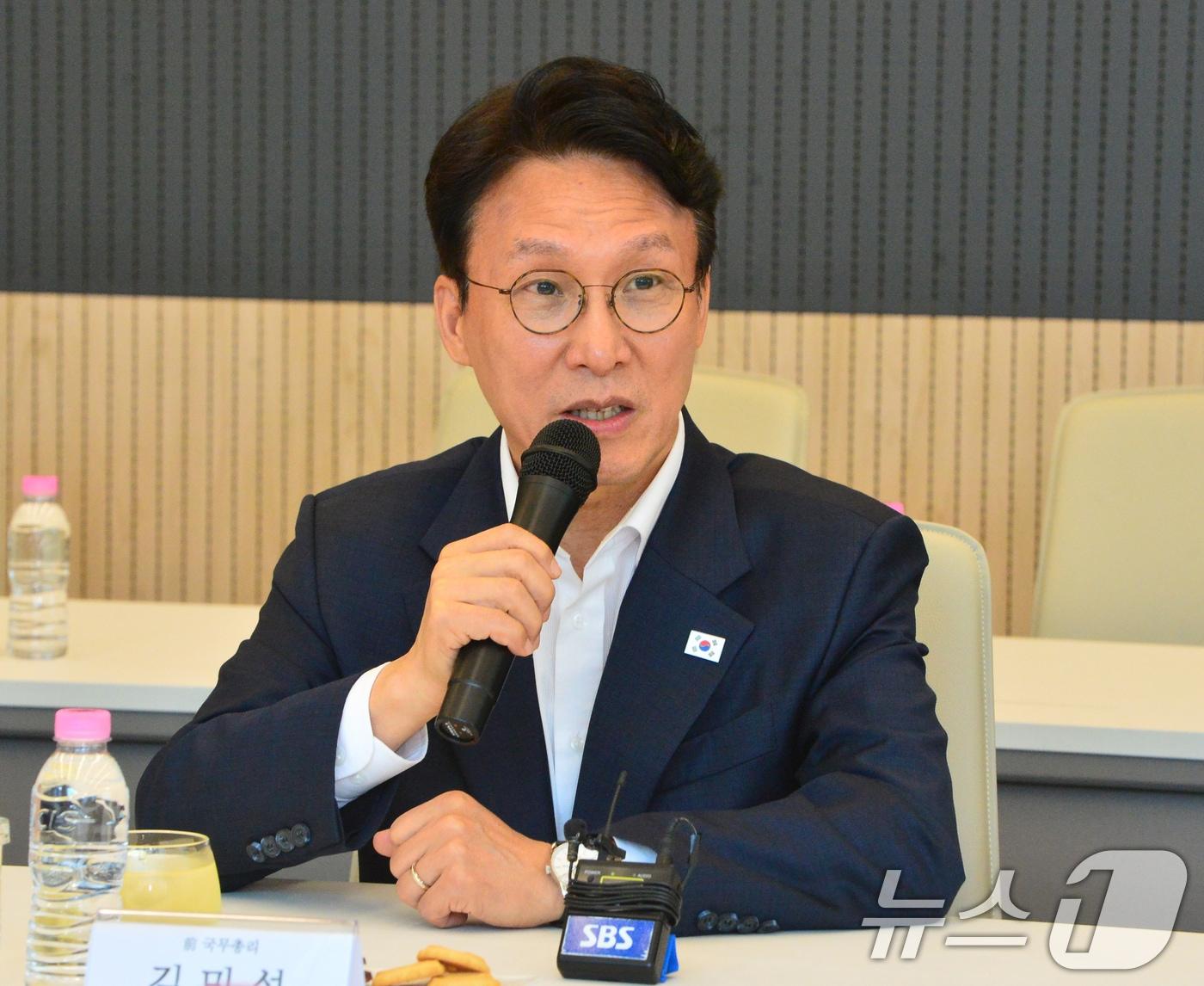본문 이미지 - 김민석 전 국무총리가 2일 오후 충북 청주시 SK 하이닉스 청주4캠퍼스를 방문, 모두발언을 하고 있다. (공동취재) 2026.7.2 ⓒ 뉴스1 황기선 기자