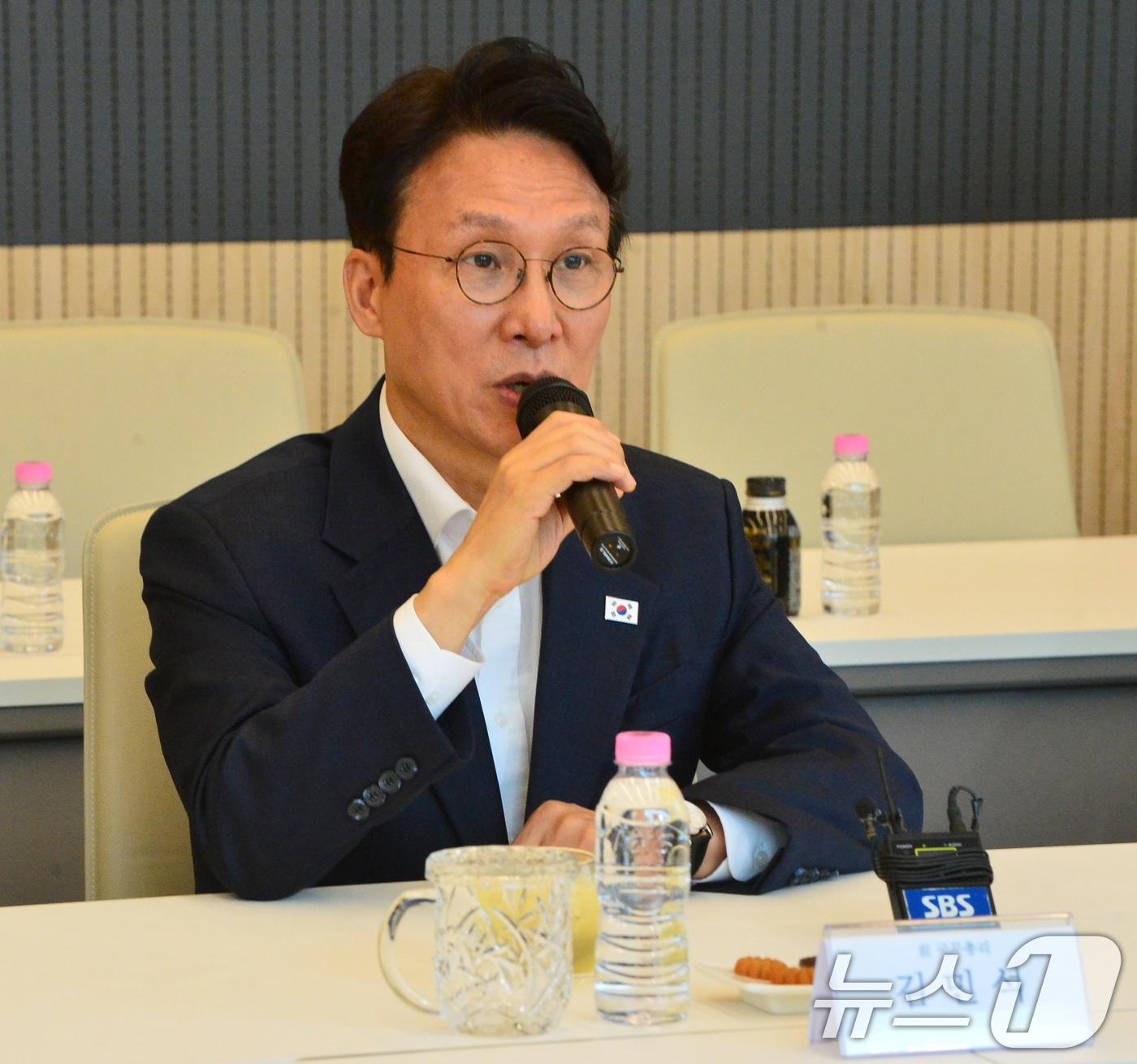 본문 이미지 - 김민석 전 국무총리가 2일 오후 충북 청주시 SK 하이닉스 청주4캠퍼스를 방문, 모두발언을 하고 있다. (공동취재) 2026.7.2 ⓒ 뉴스1 황기선 기자