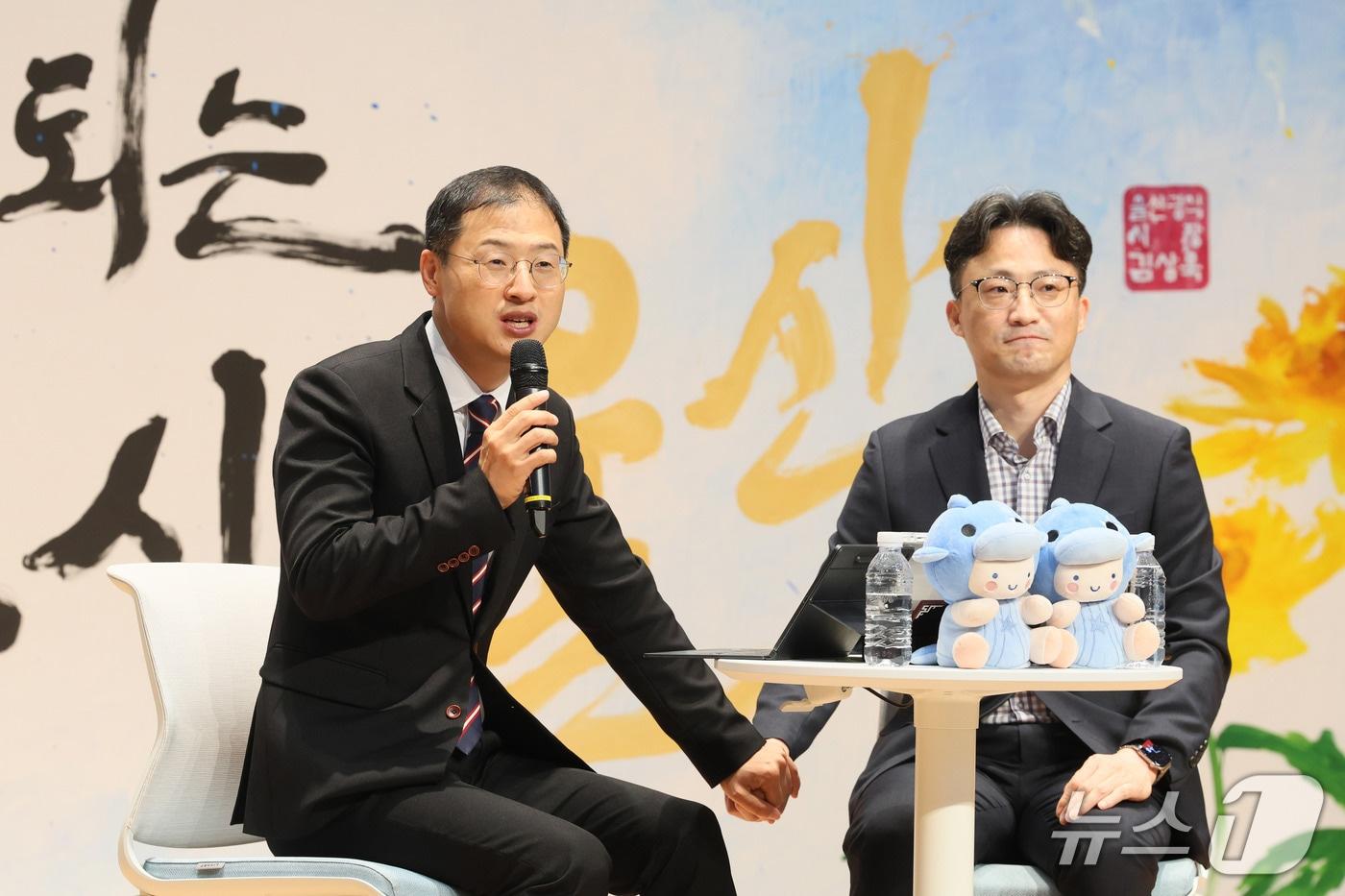 본문 이미지 - 2일 울산시청 대강당에서 민선 9기 첫 번째 직원정례회 시장님과 직원 만남의 날이 열린 가운데 김상욱 울산시장이 이종일 노조위원장과 함께 민선 9기 시정철학 공유 및 직원들의 의견을 청취하고 있다.