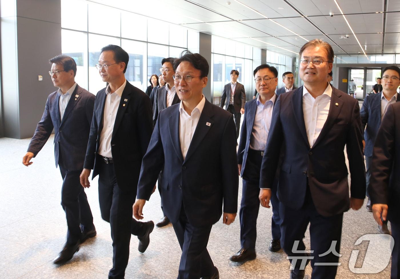 본문 이미지 - 김민석 전 국무총리(가운데)와 이연희 더불어민주당 의원(오른쪽) 등이 2일 오후 충북 청주시 SK 하이닉스 청주4캠퍼스에 들어서고 있다. (공동취재) 2026.7.2 ⓒ 뉴스1 황기선 기자