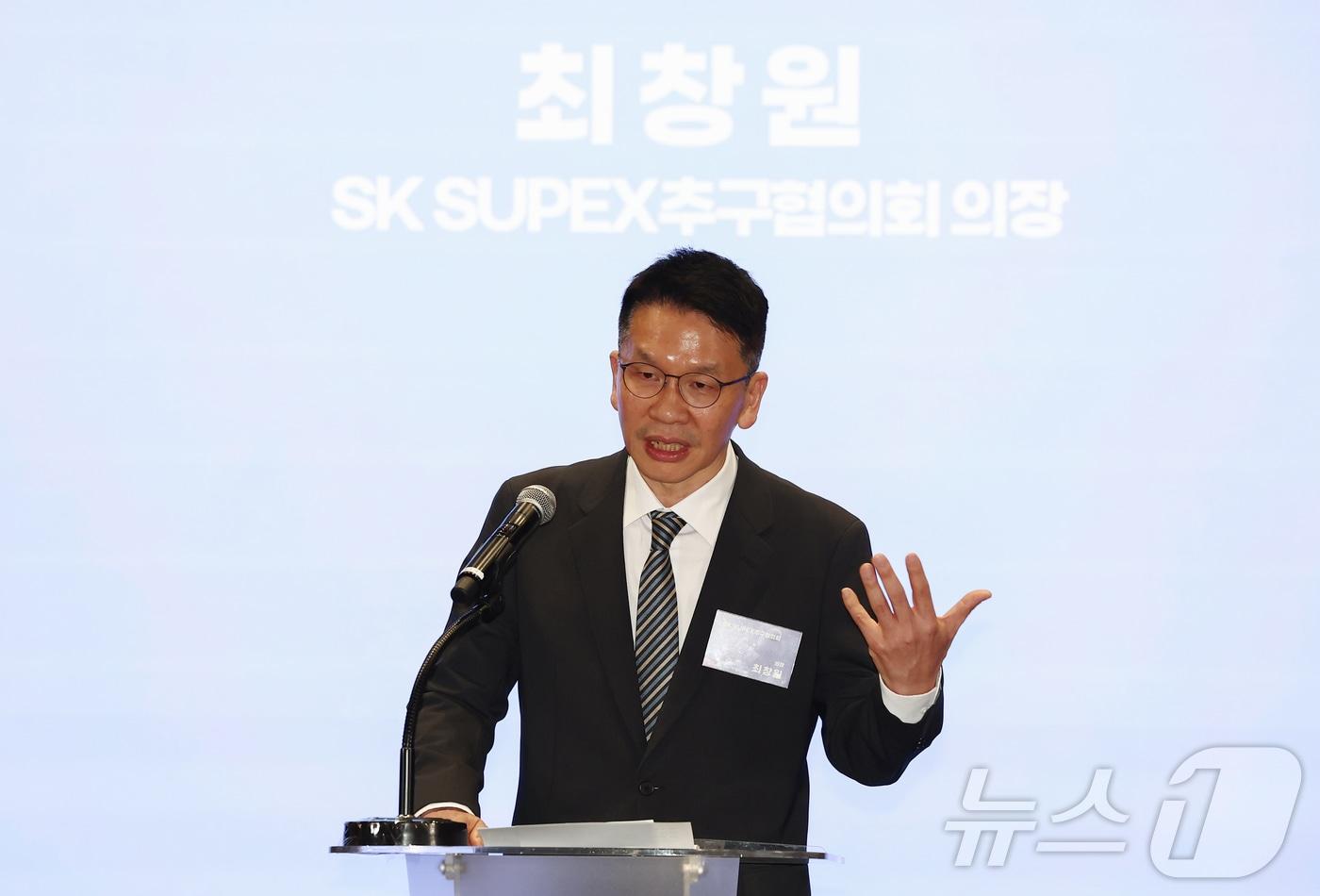 본문 이미지 - 최창원 SK수펙스추구협의회 의장이 2일 오후 서울 중구 SKT타워에서 열린 SK-공정거래위원회 상생협약 체결식에서 환영사를 하고 있다. 2026.7.2 ⓒ 뉴스1 김민지 기자