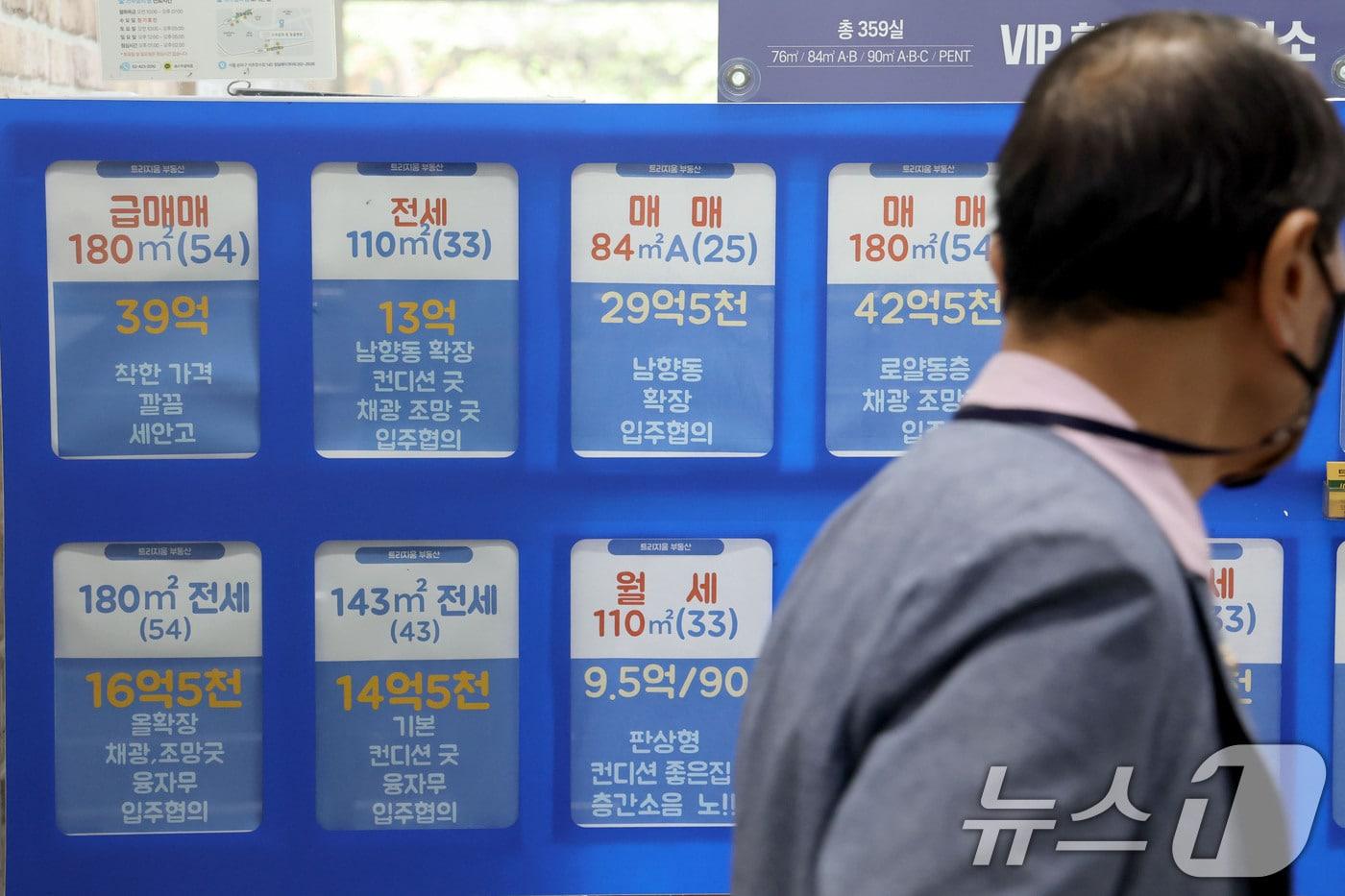 본문 이미지 - 2일 서울 송파구의 한 부동산에 전세 매물이 게시돼 있다. 이날 한국부동산원이 발표한 6월 다섯째 주(6월29일 기준) 주간 아파트 가격 동향에 따르면 전국 아파트 전세가격은 전주 대비 0.11% 상승, 올해 서울 전세 누적 상승률은 5.10%로 매매 상승률(5.11%)과 같은 수준까지 높아졌다. 2026.7.2 ⓒ 뉴스1 이광호 기자