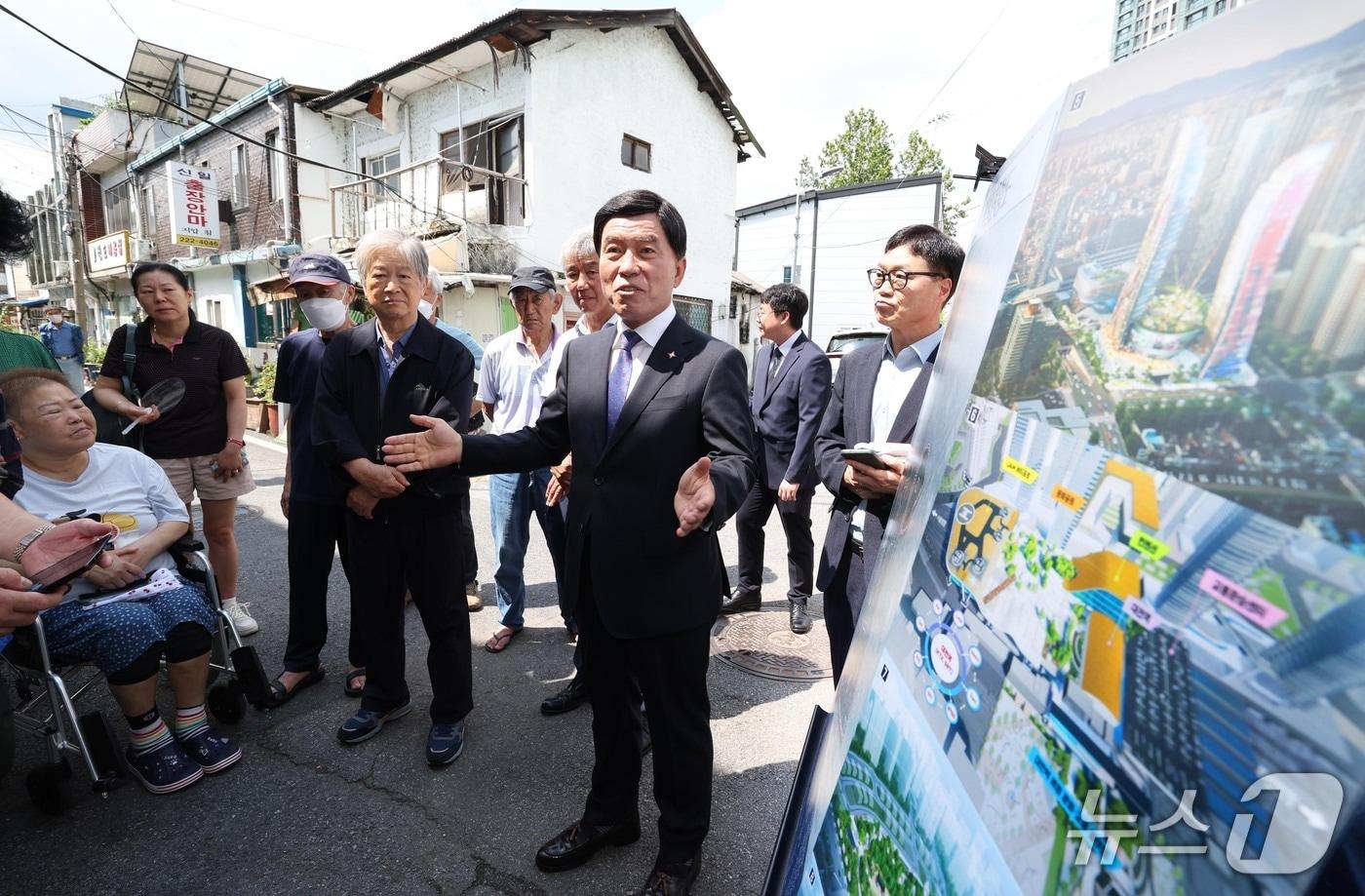 본문 이미지 - 황인호 동구청장이 대전역 복합2구역 개발사업지를 찾아 현장을 점검하고 있다.(대전 동구 제공. 재판매 및 DB금지)/뉴스1