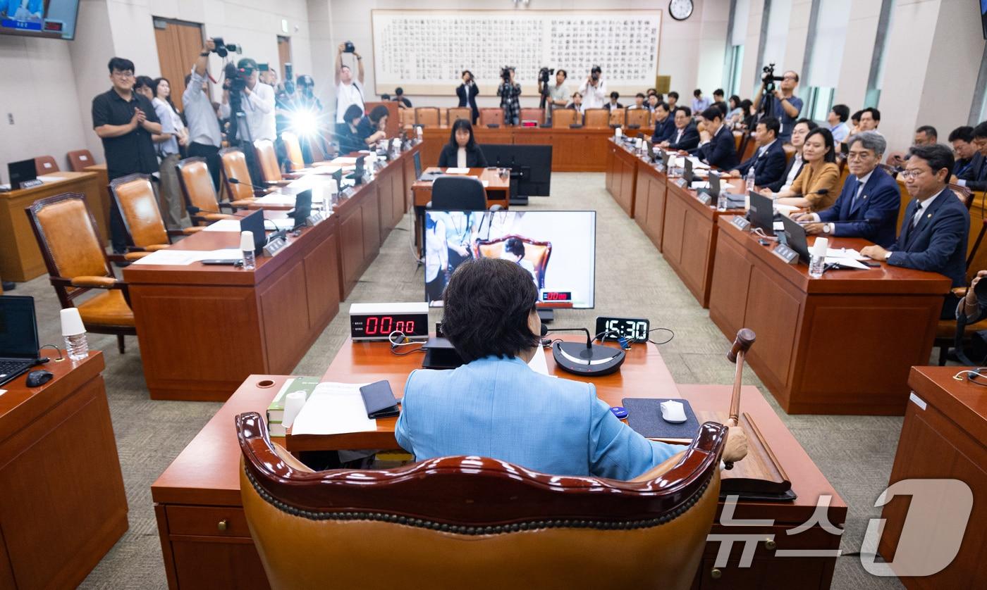 본문 이미지 - 서영교 국회 법제사법위원장이 2일 서울 여의도 국회에서 열린 제436회 국회(임시회) 법제사법위원회 제1차 전체회의에서 의사봉을 두드리고 있다.  2026.7.2 ⓒ 뉴스1 유승관 기자
