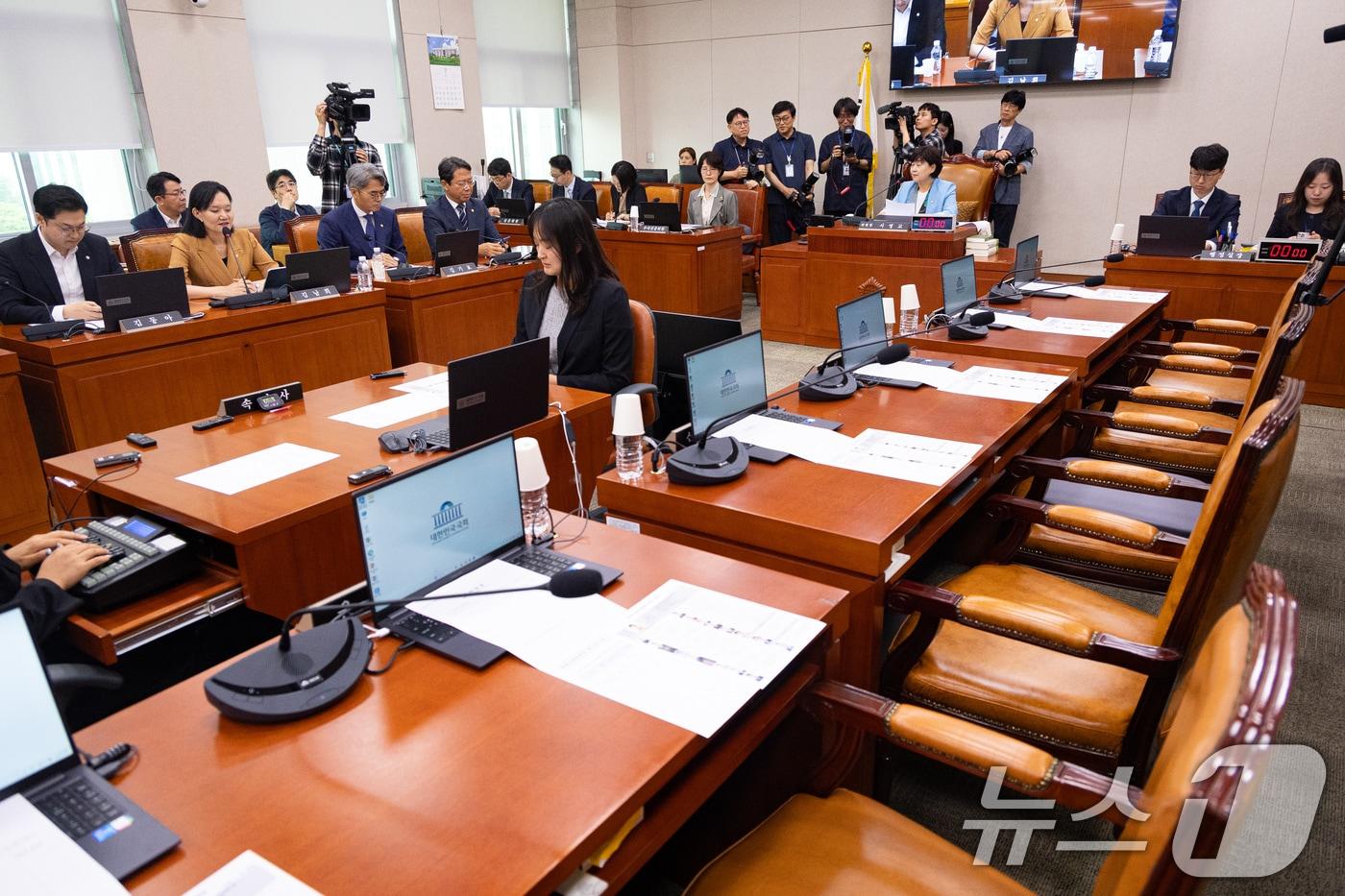 본문 이미지 - 지난 2일 서울 여의도 국회에서 열린 제436회 국회(임시회) 법제사법위원회 제1차 전체회의에 국민의힘 위원들이 불참, 자리가 비어 있다. 국민의힘 위원들은 더불어민주당의 단독 원구성에 반대하며 이날 법사위 전체회의에 불참했다. 2026.7.2 ⓒ 뉴스1 유승관 기자