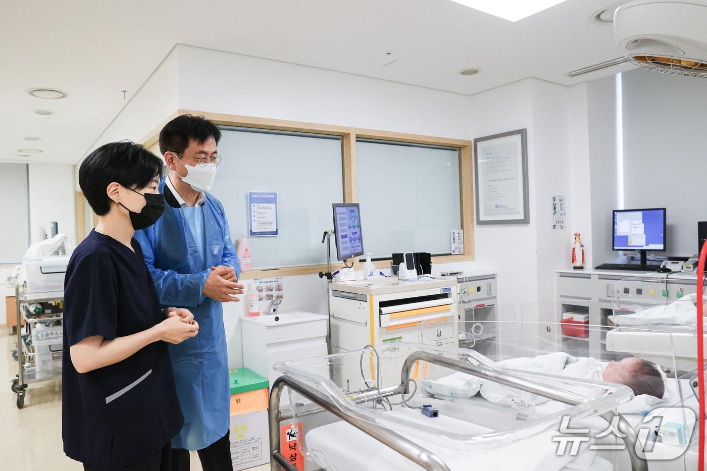 본문 이미지 - 신생아실에 방문한 조유진 영등포구청장님과 소아청소년과 문자운 과장님의 모습.(영등포구 제공)