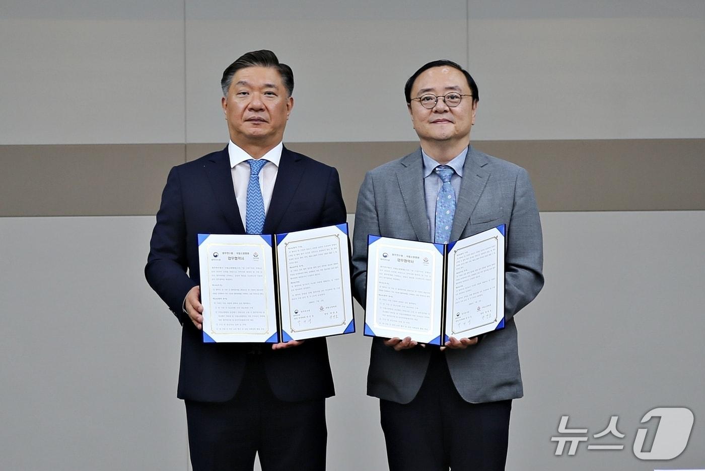 본문 이미지 - 2일 박진성 법무연수원장 직무대리(왼쪽)와 곽영호 국립소방병원장이 지역사회 안전망 구축을 위한 업무협약을 했다.(법무연수원 제공. 재판매 및 DB금지)/뉴스1