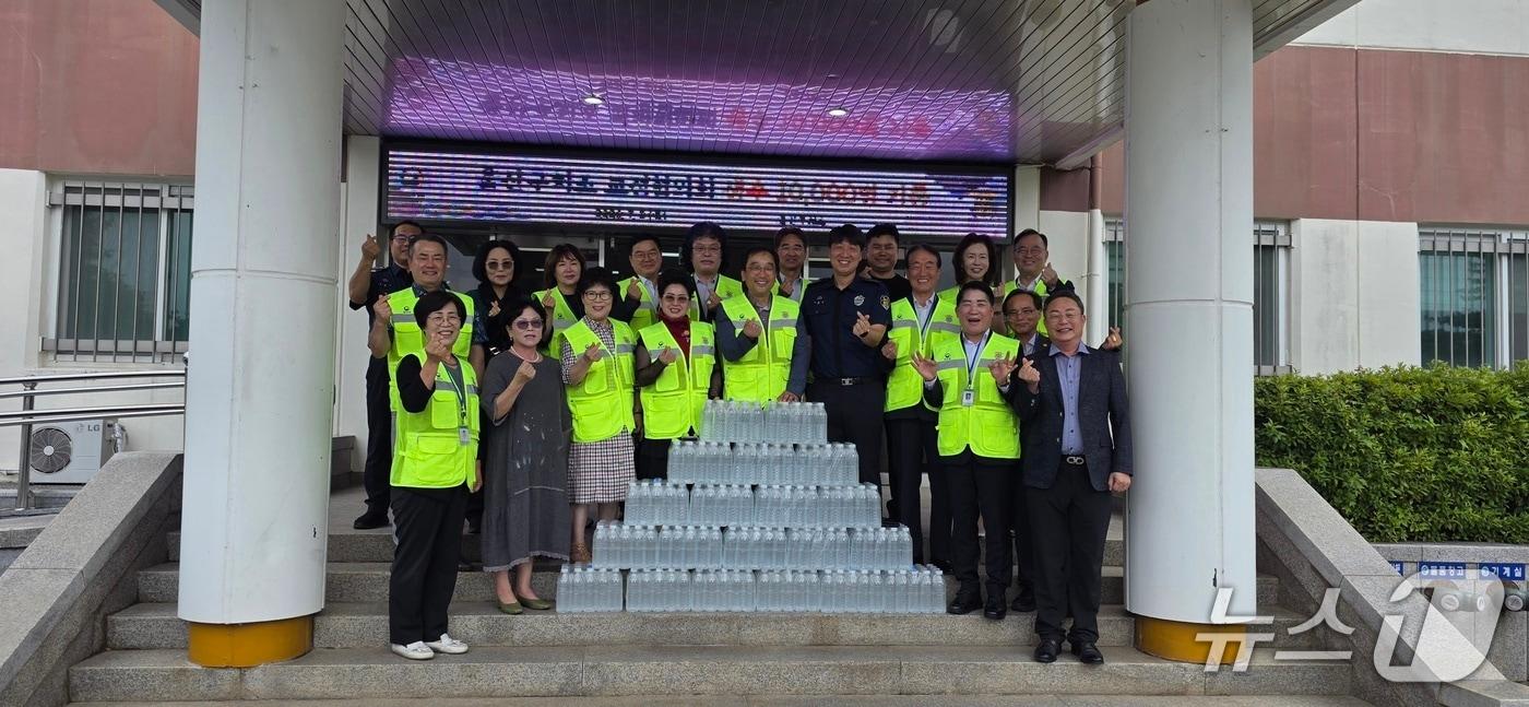 본문 이미지 - 2일 생수 1만 병을 울산구치소에 전달하는 울산구치소 교정협의회 회원들.(울산구치소 교정협의회 제공. 재판매 및 DB금지)/뉴스1