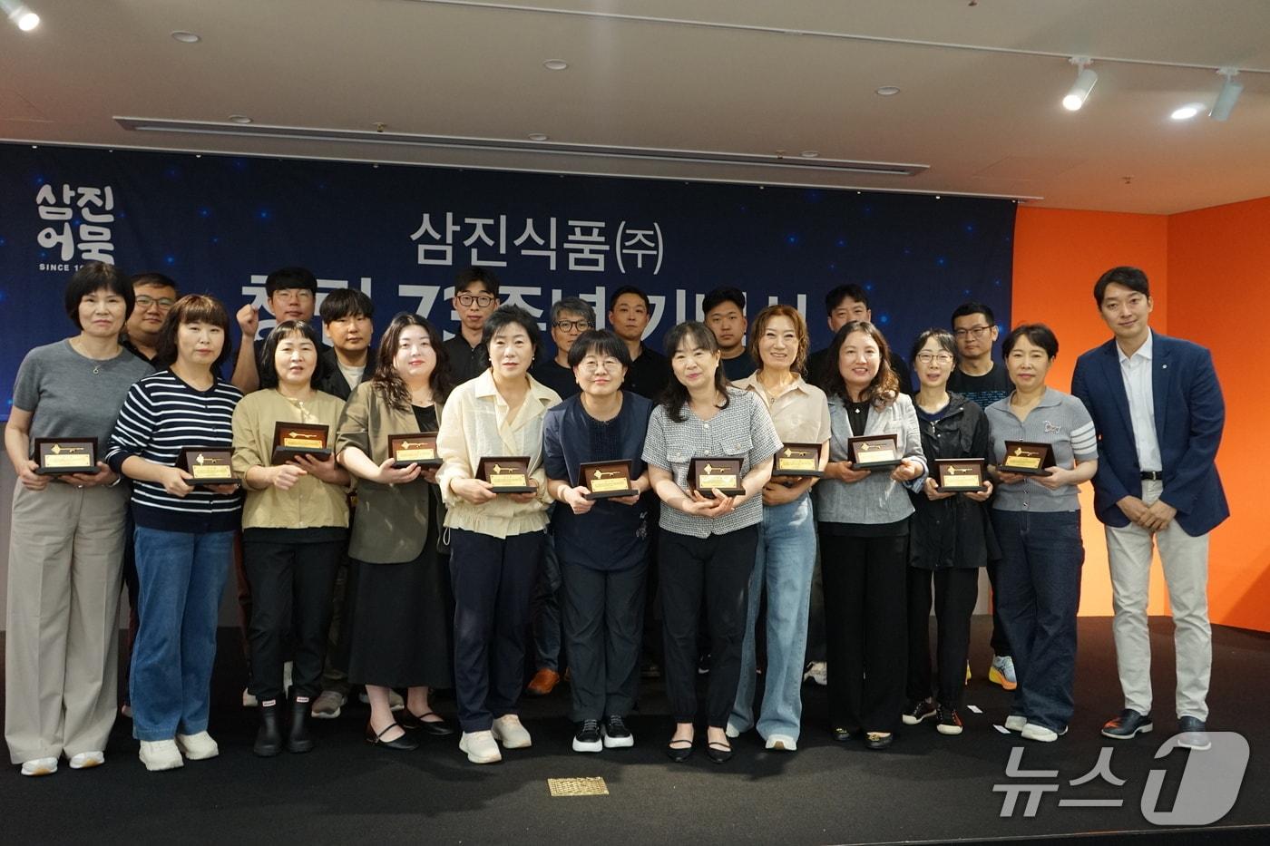본문 이미지 - 박용준 삼진식품 대표(맨 오른쪽)와 장기근속자들이 기념촬영을 하는 모습 (삼진식품 제공. 재판매 및 DB금지)