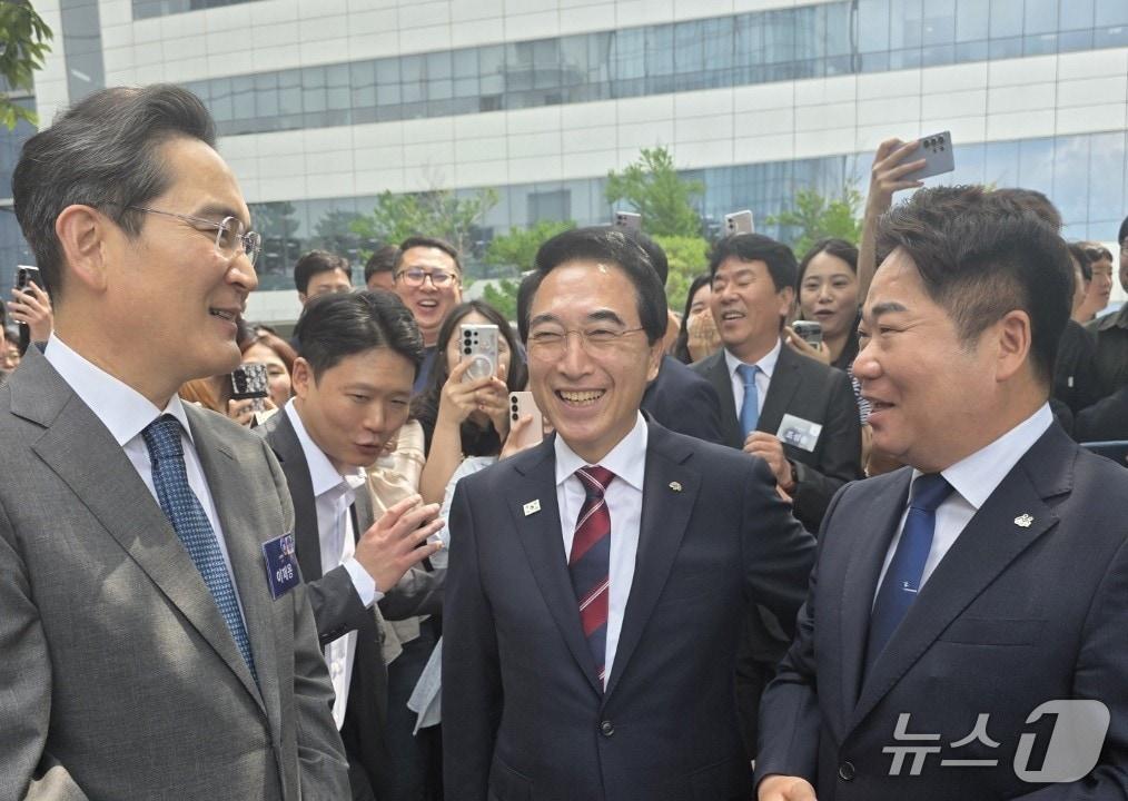 본문 이미지 - 1일 충남 아산 삼성디스플레이 아산캠퍼스에서 열린 '충청권 첨단산업 발전비전 국민보고회'에서 이재용 삼성전자 회장과 박수현 충남도지사, 오세현 아산시장이 만나 대화하고 있다. (아산시청 제공. 재판매 및 DB금지)