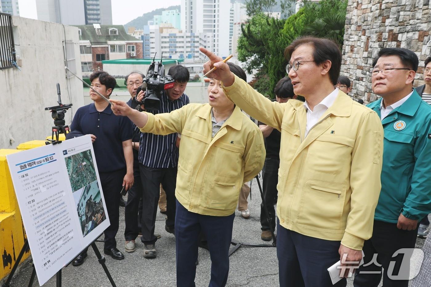 본문 이미지 - 전재수 부산시장이 2일 서구 암남동 위험주택 붕괴 현장을 찾아 주민 대피 상황과 현장 조치 현황에 대해 설명을 듣고 있다.(부산시 제공. 재판매 및 DB금지)