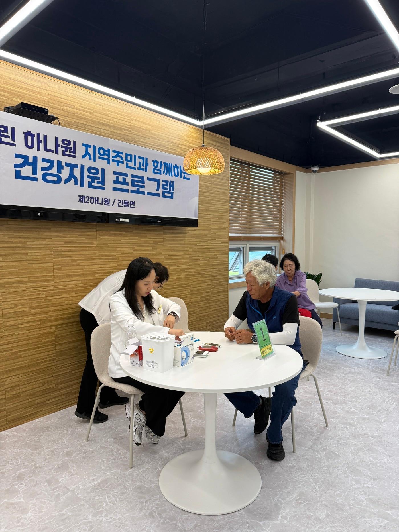 본문 이미지 - 2일 열린 하나원 화천분소 지역사회 소통행사에서 간동면 주민들이 건강검진을 받는 모습 (통일부 제공)