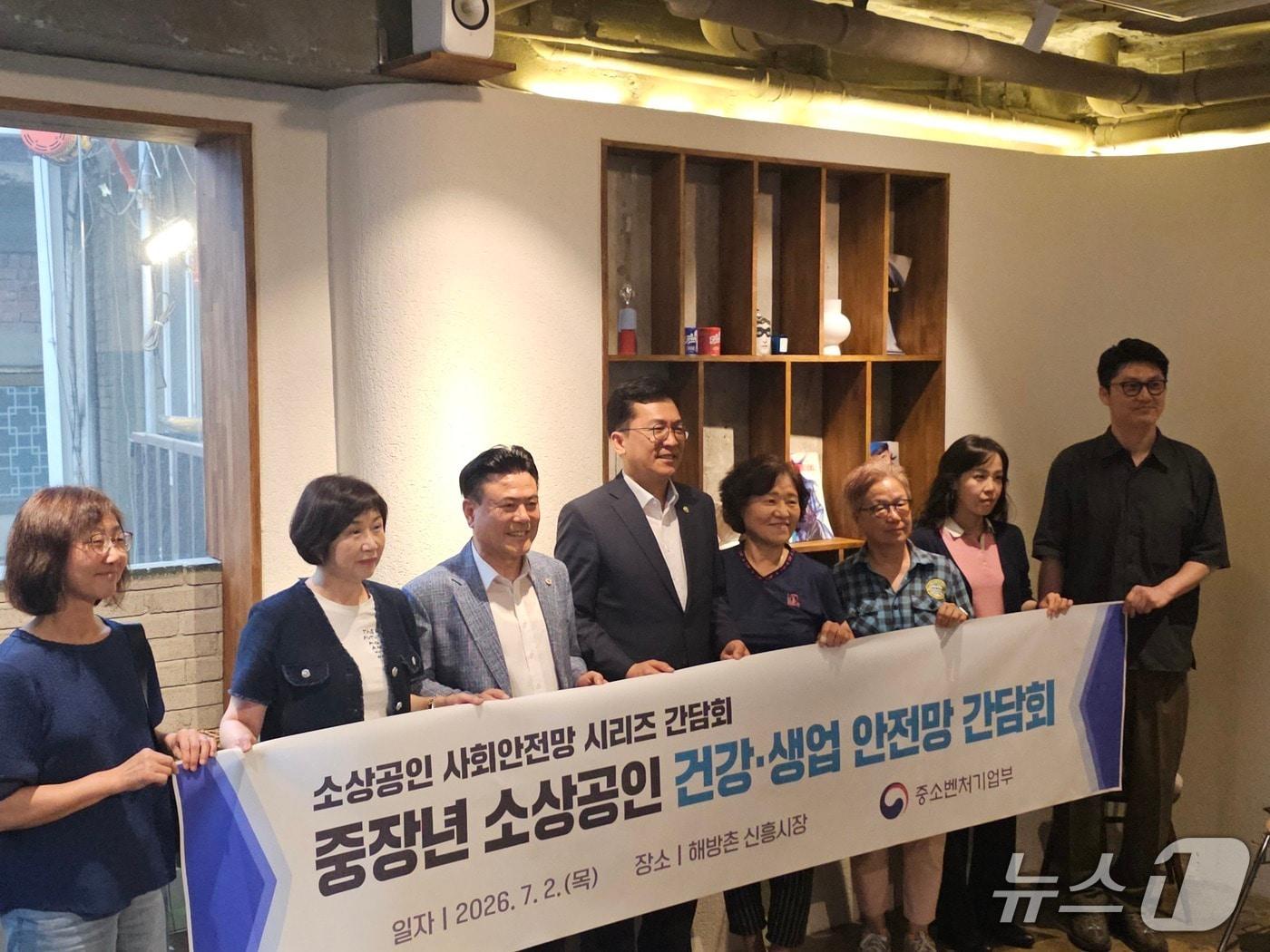 본문 이미지 - 2일 서울 용산구 해방촌 신흥시장에서 이병권 중소벤처기업부 제2차관(왼쪽에서 네 번째)과 소상공인들이 '중장년 소상공인 건강·생업 안전망 간담회' 기념사진을 촬영하고 있다. 2026.07.02 ⓒ 뉴스1 정지윤 기자