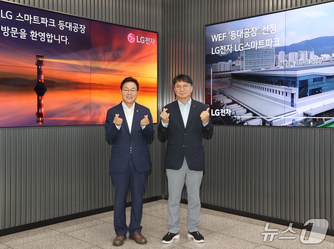 본문 이미지 - 박완수 경남지사(왼쪽)가 2일 LG전자 스마트파크에서 백승태 LG전자 부사장과 기념사진을 촬영하고 있다.(경남도 제공. 재판매 및 DB금지)