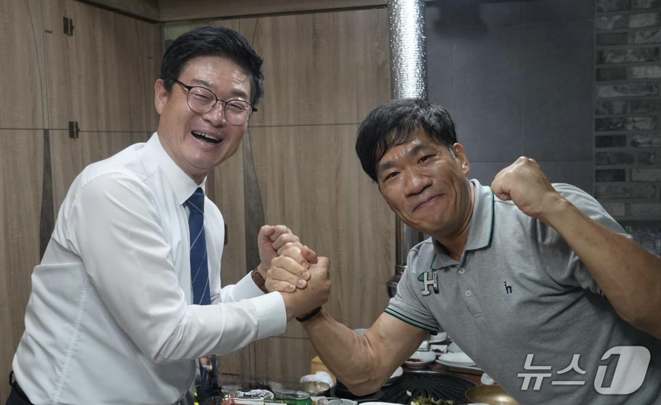 본문 이미지 - 구자열 강원 원주시장(왼쪽)이 민선 9기 첫 날인 1일 원주시 무실동의 한 식당에서 문성호 원주시청 공무원노동조합 위원장을 비롯한 노조 관계자들을 만난 가운데, 이날 문 위원장과 기념 사진을 촬영하고 있다. (원주시청 공무원노동조합 제공. 재판매 및 DB금지) 2026.7.2/뉴스1