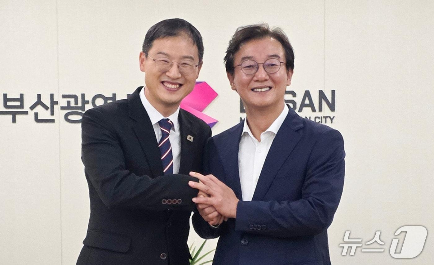 본문 이미지 - 김상욱 울산시장과 전재수 부산시장이 2일 부산시청에서 만나 악수를 하고 있다. (울산시 제공. 재판매 및 DB 금지) /뉴스1