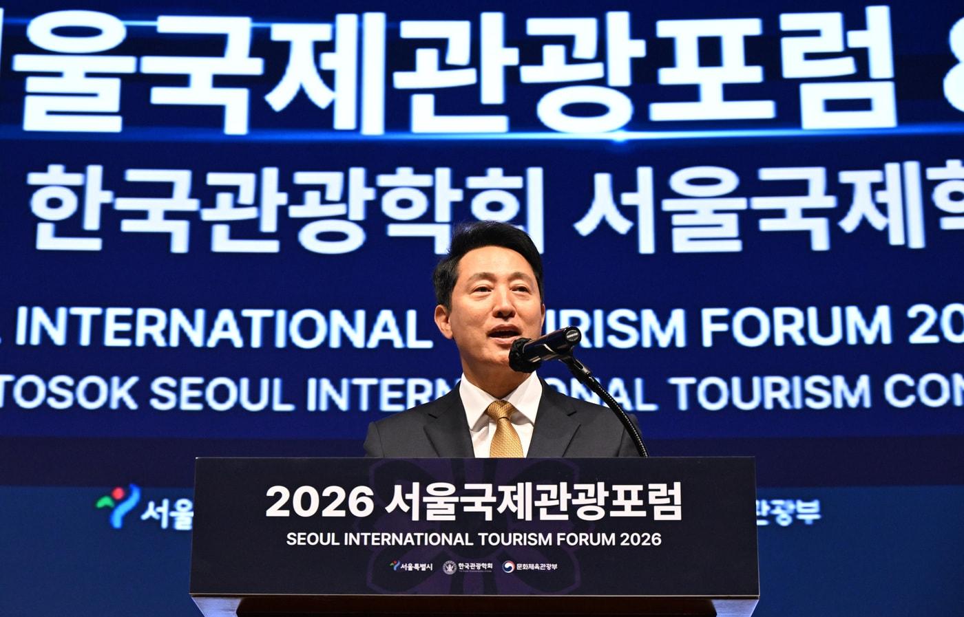 본문 이미지 - 오세훈 서울시장이 2일 '2026 서울국제관광포럼'에서 서울관광산업의 질적 성장과 미래 경쟁력 강화를 위한 비전을 공유하고 있다.(서울시 제공)
