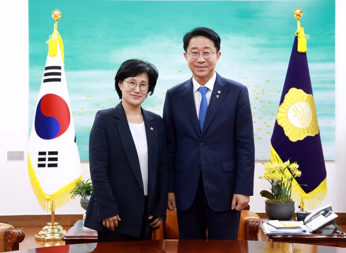 본문 이미지 - 조정식 국회의장(오른쪽)과 원민경 성평등가족부 장관(조 의장 페이스북 갈무리).
