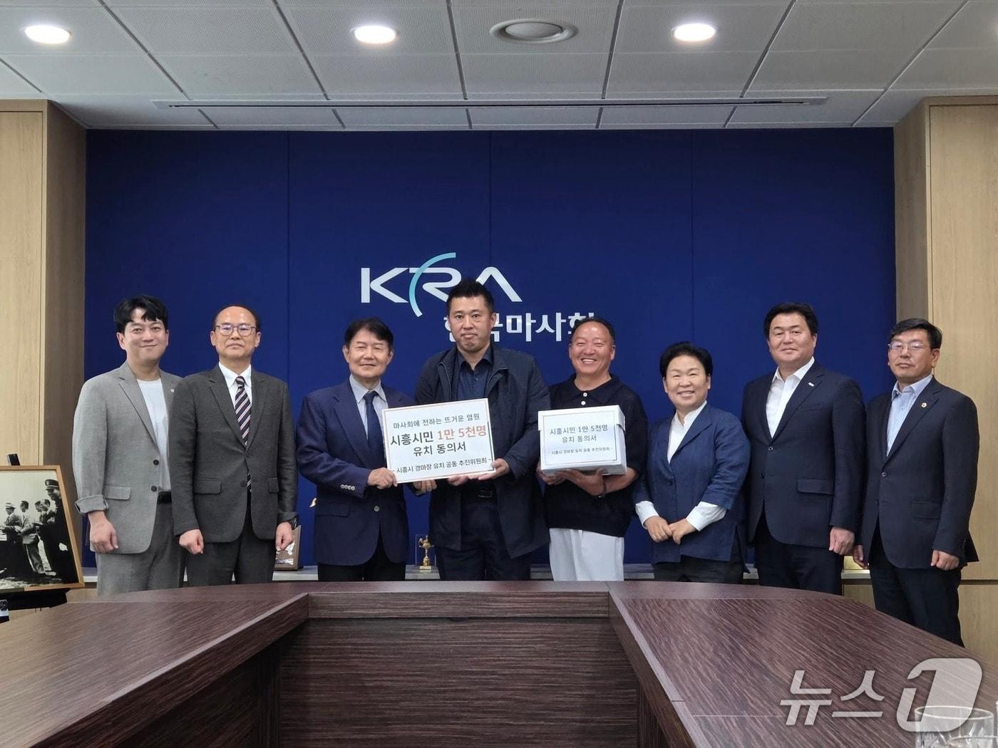 본문 이미지 -  과천 경마장 유치 민·정 공동추진위가 2일 한국마사회 본사를 방문해 시민 1만 5000명의 서명이 담긴 유치동의서를 전달하고있다.(문정복 국회의원 SNS 갈무리)/뉴스1 