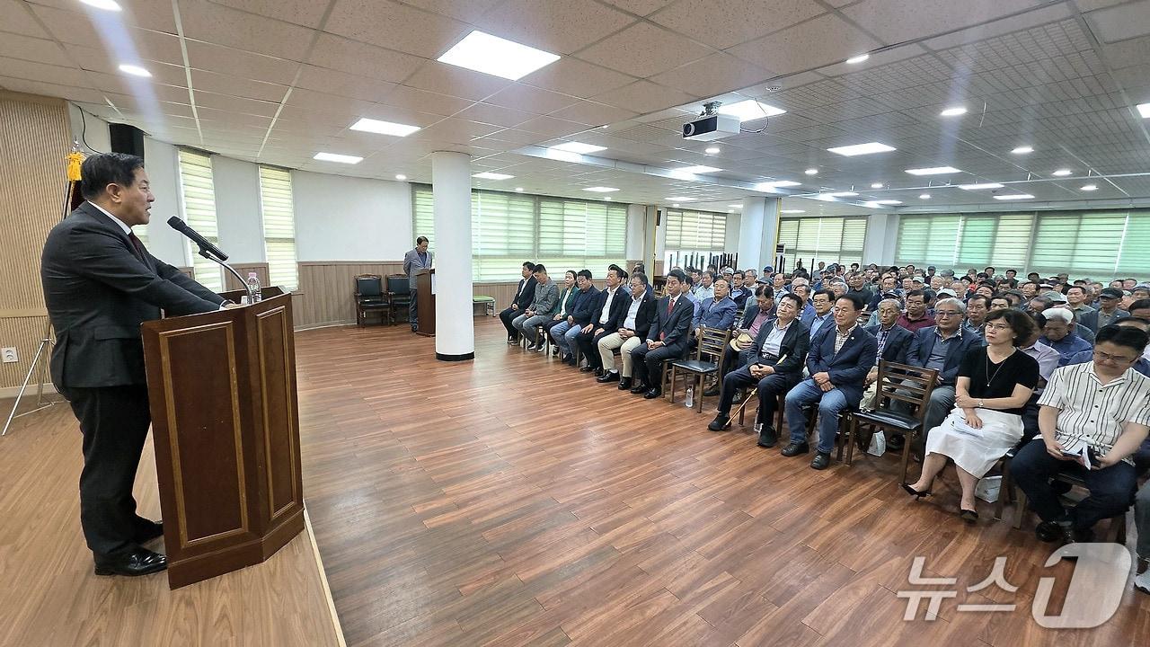 본문 이미지 - 대한노인회 평창군지회는 2일 강원 평창군 용평면 금송회관에서 각 읍·면 분회장과 분회사무장, 마을 경로당 회장 등 200여 명의 지역 노인지도자들이 참석한 가운데 '2026년 노인지도자 연찬회'를 개최한 가운데,  심재국 평창군수가 인사말을 전하고 있다. (평창군 제공. 재판매 및 DB금지) 2026.7.2/뉴스1