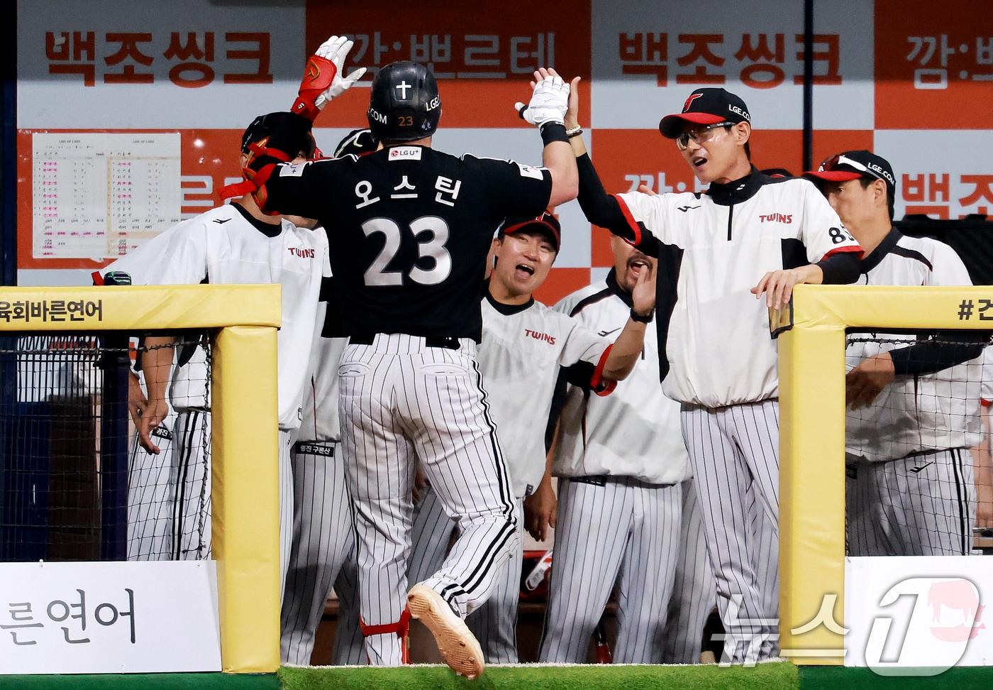 본문 이미지 - 2일 서울 구로구 고척스카이돔에서 열린 '2026 신한은행 SOL KBO리그' LG 트윈스와 키움 히어로즈의 경기, 5회초 1사 상황에서 LG 오스틴이 홈런을 친 뒤 동료들의 축하를 받고 있다., 2026.7.2 ⓒ 뉴스1 이호윤 기자