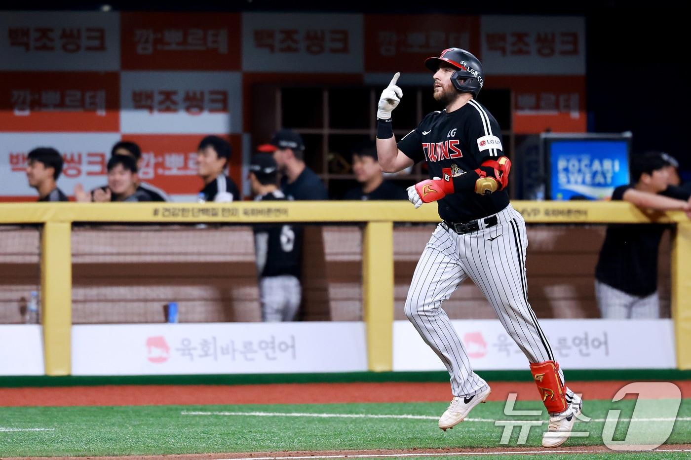본문 이미지 - 2일 서울 구로구 고척스카이돔에서 열린 '2026 신한은행 SOL KBO리그' LG 트윈스와 키움 히어로즈의 경기, 5회초 1사 상황에서 LG 오스틴이 홈런을 친 뒤 세리머니를 하고 있다. 2026.7.2 ⓒ 뉴스1 이호윤 기자
