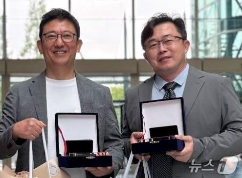 본문 이미지 - 박순석(왼쪽) 차진원 수의사는 2일 열린 '2026 SBS 상반기 시상식'에서 특별상을 수상했다(동물병원 제공). ⓒ 뉴스1