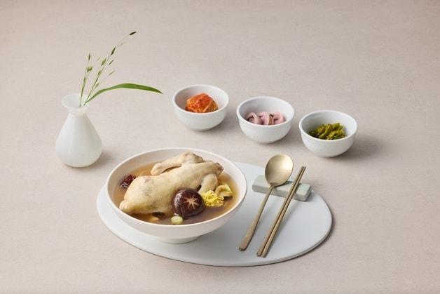 본문 이미지 - 흑화고 토종 삼계탕(서울드래곤시티 제공)