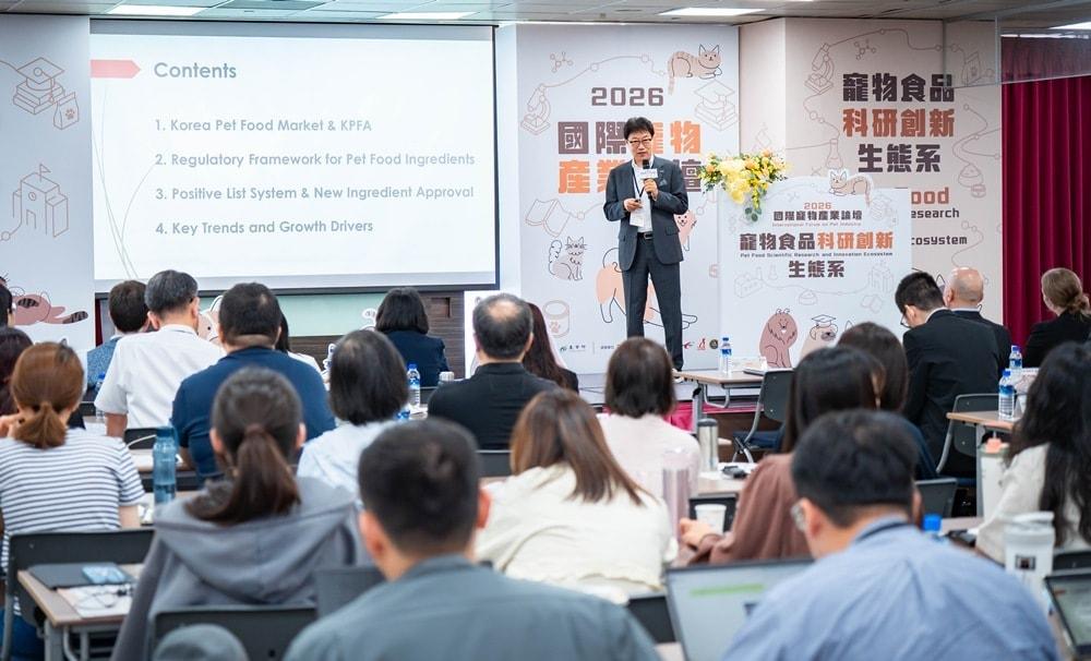 본문 이미지 - 김상덕 한국펫사료협회 회장이 지난 1일 대만 타이베이 난강전시센터에서 열린 '2026 국제 반려동물 산업 포럼'에서 '한국의 반려동물 사료 원료 과학관리와 실무 동향'을 주제로 발표하고 있다(협회 제공). ⓒ 뉴스1