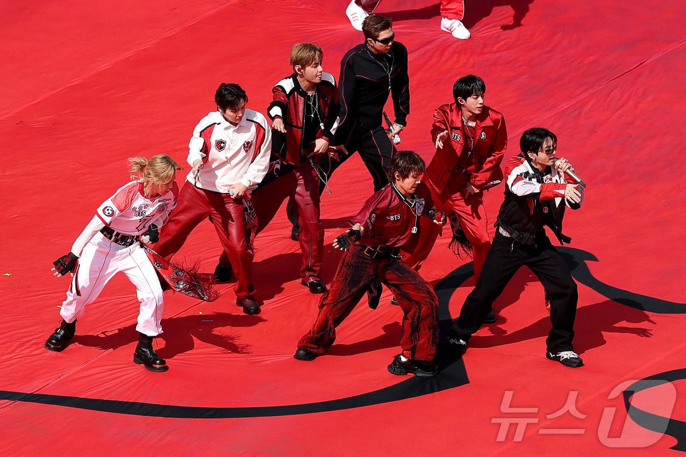 본문 이미지 - 월드컵 결승전 하프타임쇼에 오른 방탄소년단 ⓒ AFP=뉴스1