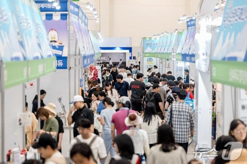 본문 이미지 - 2026 부산브랜드페스타 행사장을 찾은 방문객들이 전시 부스를 둘러보고 있다.(부산시 제공. 재판매 및 DB금지)
