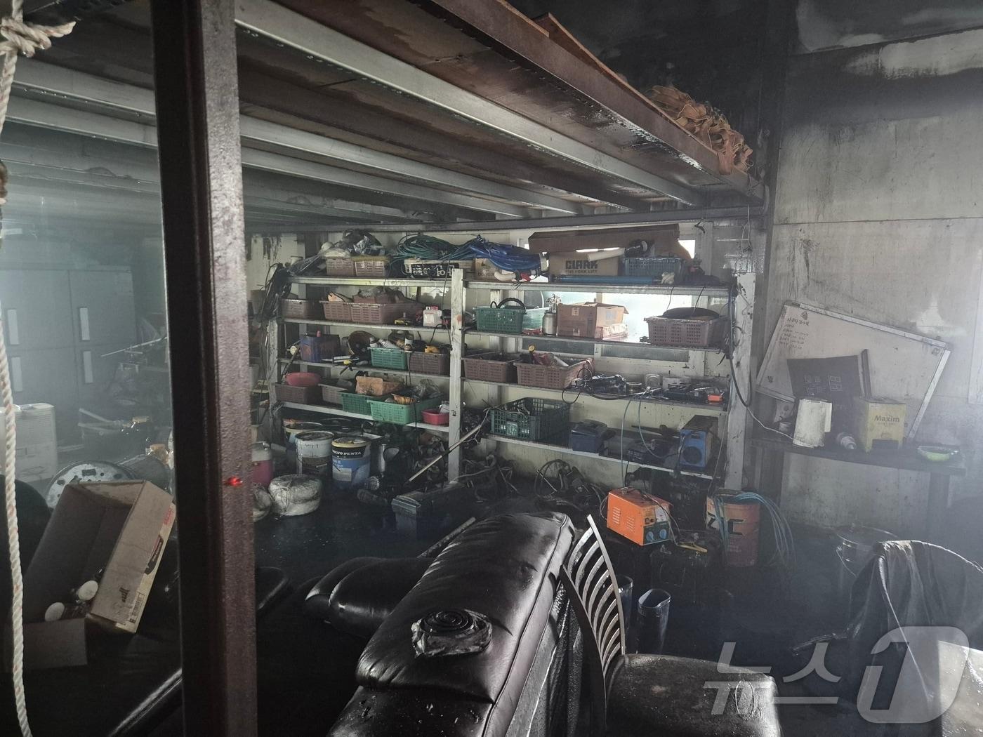 본문 이미지 - 20일 오전 7시 2분쯤 전남광주 진도군 의신면의 한 전복양식장 자재창고에서 불이 나 소실된 모습.(전남광주소방본부 제공. 재판매 및 DB금지)