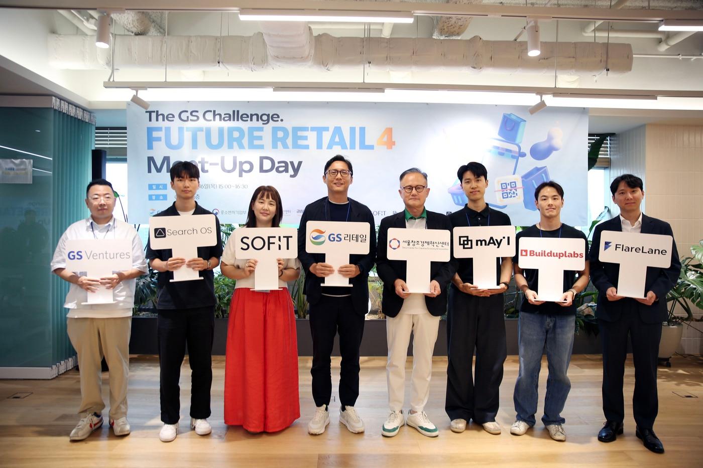 본문 이미지 - GS리테일이 16일 서울 강남구 GS타워에서 ‘더 지에스 챌린지 퓨처 리테일' 4기 밋업 행사를 개최하고 선발 스타트업과 현장 중심 AX 프로젝트에 본격 착수했다. 허서홍 GS리테일 대표(좌측부터 네번째)가 이영근 서울창조경제혁신센터 대표(좌측부터 다섯번째) 및 스타트업 대표들과 함께 파이팅을 외치고 있다.(GS리테일 제공)