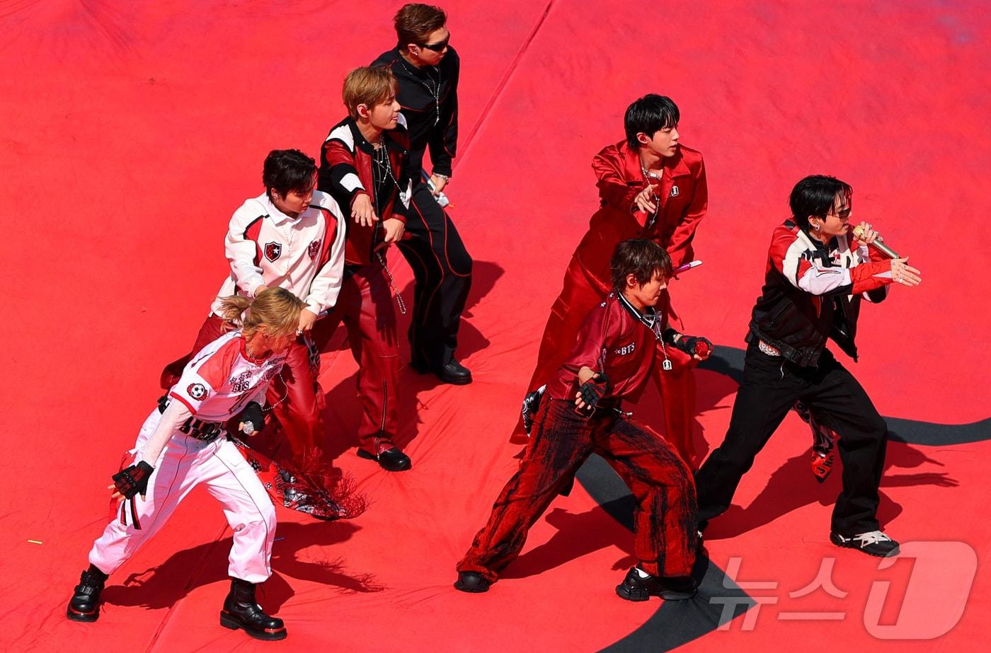 본문 이미지 - 방탄소년단(BTS)의 RM, 진, 슈가, 제이홉, 지민, 뷔, 정국이 19일(현지시간) 뉴욕 뉴저지 스타디움에서 열린 2026 FIFA 월드컵 결승전 스페인과 아르헨티나의 경기 하프타임 쇼에서 공연하고 있다. ⓒ 로이터=뉴스1