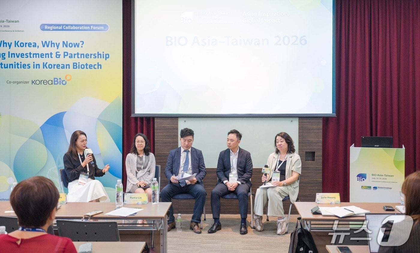 본문 이미지 - 'BIO Asia-Taiwan 2026'에서 Regional Collaboration Forum-Korea Session 패널토론이 진행되는 모습 (한국바이오협회 제공)