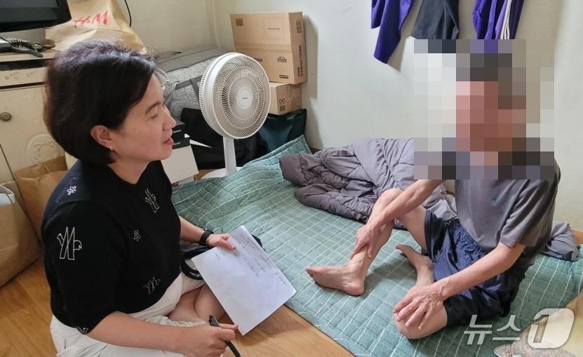 본문 이미지 - 복지대상자 및 폭염 취약가구를 대상으로 안부를 확인하고 복지서비스를 연계하는 활동 모습.(용산구 제공)