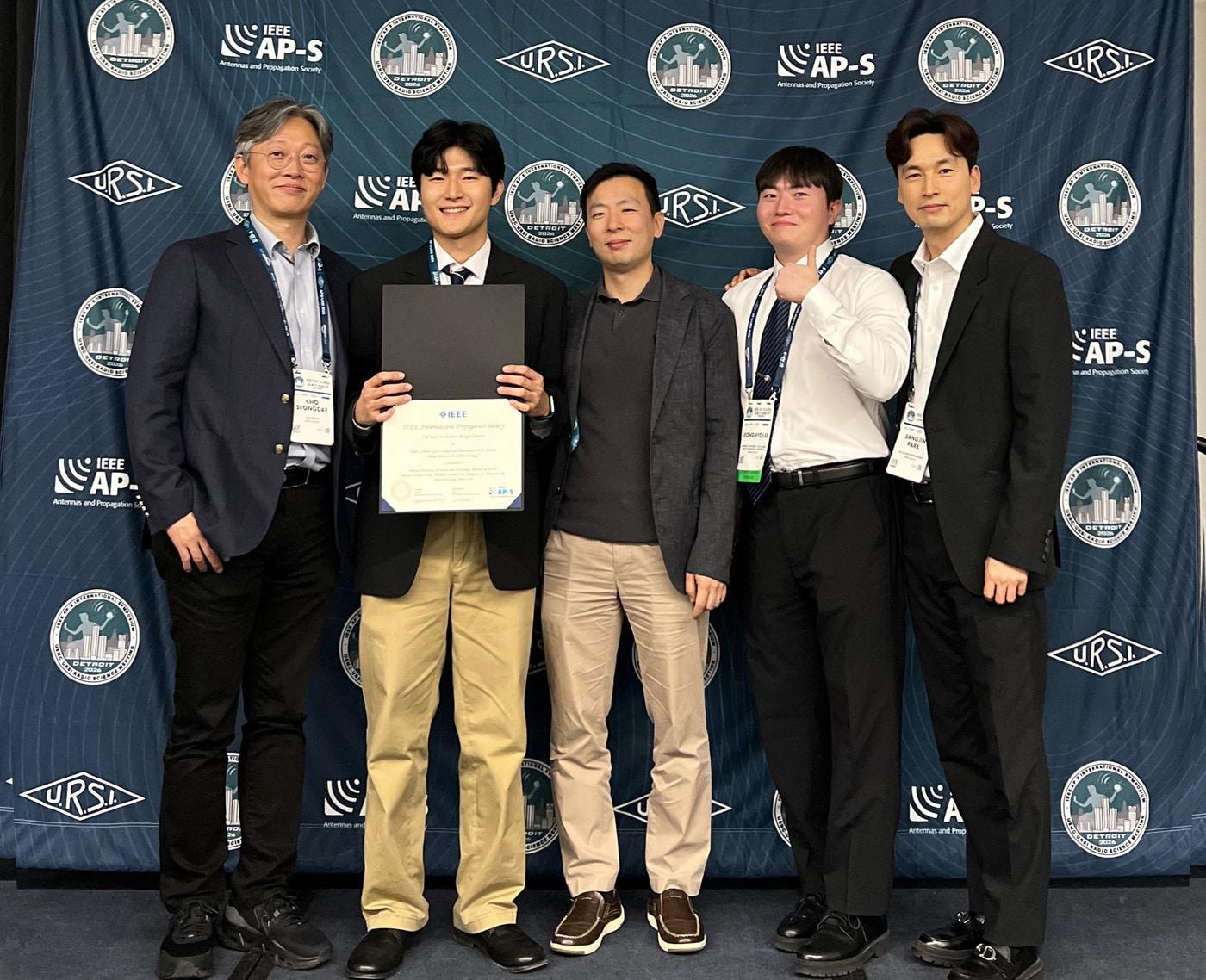 본문 이미지 - KCC글라스와 POSTECH 연구팀이 공동 개발한 차량용 유리 일체형 안테나 기술이 IEEE AP-S/URSI 국제학회 산학 논문 경연에서 최우수 논문상을 받았다. (KCC글라스 제공)