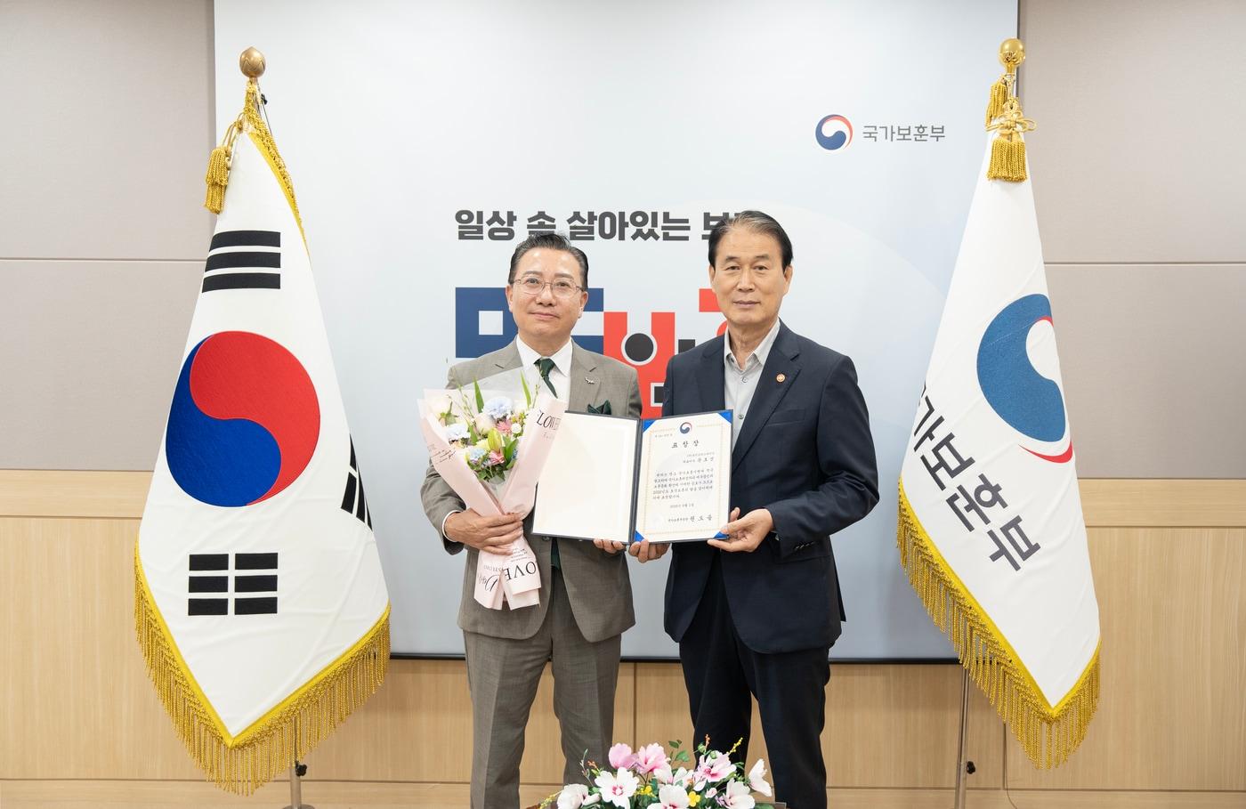 본문 이미지 - 웅진프리드라이프가 국가보훈 문화 확산과 호국영령 예우 활동에 기여한 공로를 인정받아 국가보훈부 장관 표창을 받았다. (웅진프리드라이프 제공) 