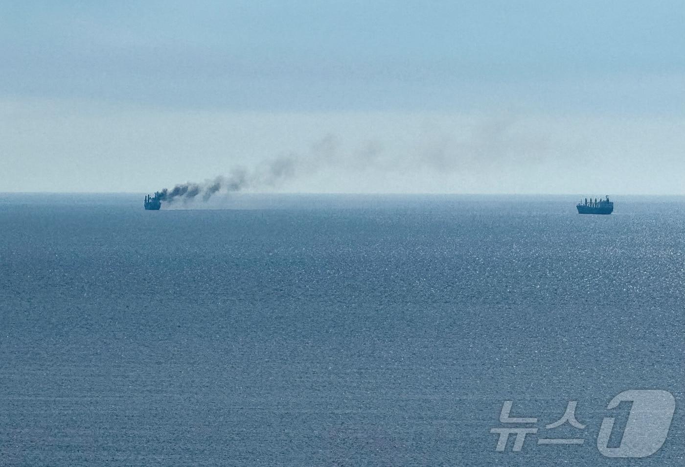 본문 이미지 - 지난 14일(현지시간) 우크라이나 남부 오데사 항구 인근에서 러시아군의 공격을 받은 민간 선박이 불타고 있다. <자료사진> (사진은 기사 내용과 무관함) 2026.7.16. ⓒ 로이터=뉴스1