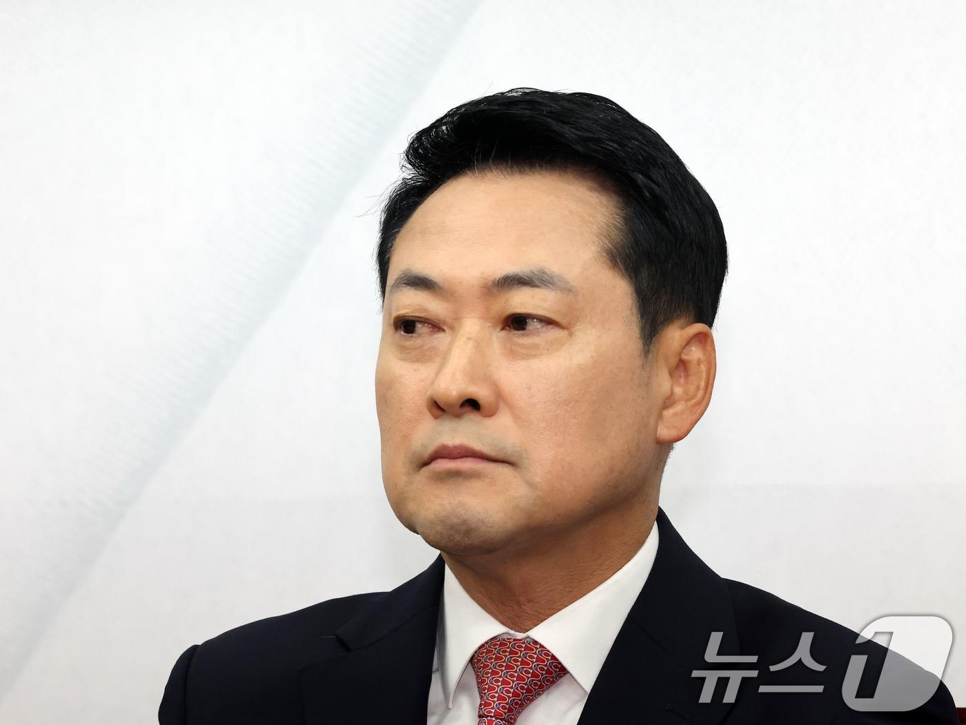 본문 이미지 - 장동혁 국민의힘 대표가 지난 20일 오전 서울 여의도 국회세어 열린 최고위원회의에서 생각에 잠겨 있다. 2026.7.20 ⓒ 뉴스1 황기선 기자