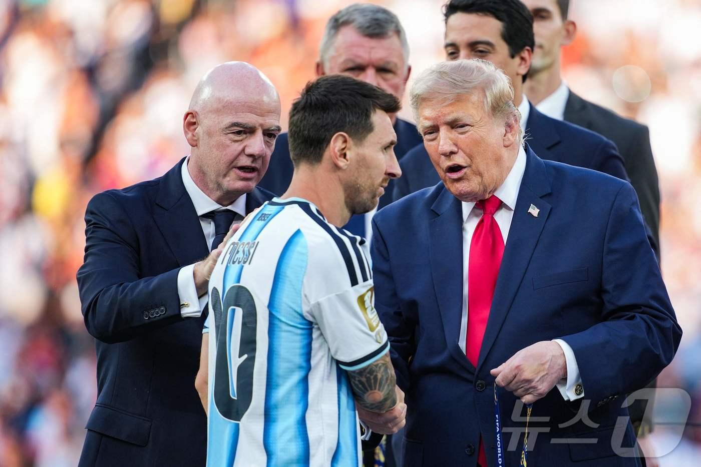 본문 이미지 - 19일(현지시간) FIFA 회장 잔니 인판티노와 미국 대통령 도널드 트럼프가 뉴저지주 이스트 러더퍼드에 위치한 뉴욕 뉴저지 스타디움에서 열린 2026 FIFA 월드컵 결승전에서 스페인에 패한 아르헨티나의 리오넬 메시에게 준우승 메달을 수여하고 있다. 2026.07.19 ⓒ AFP=뉴스1