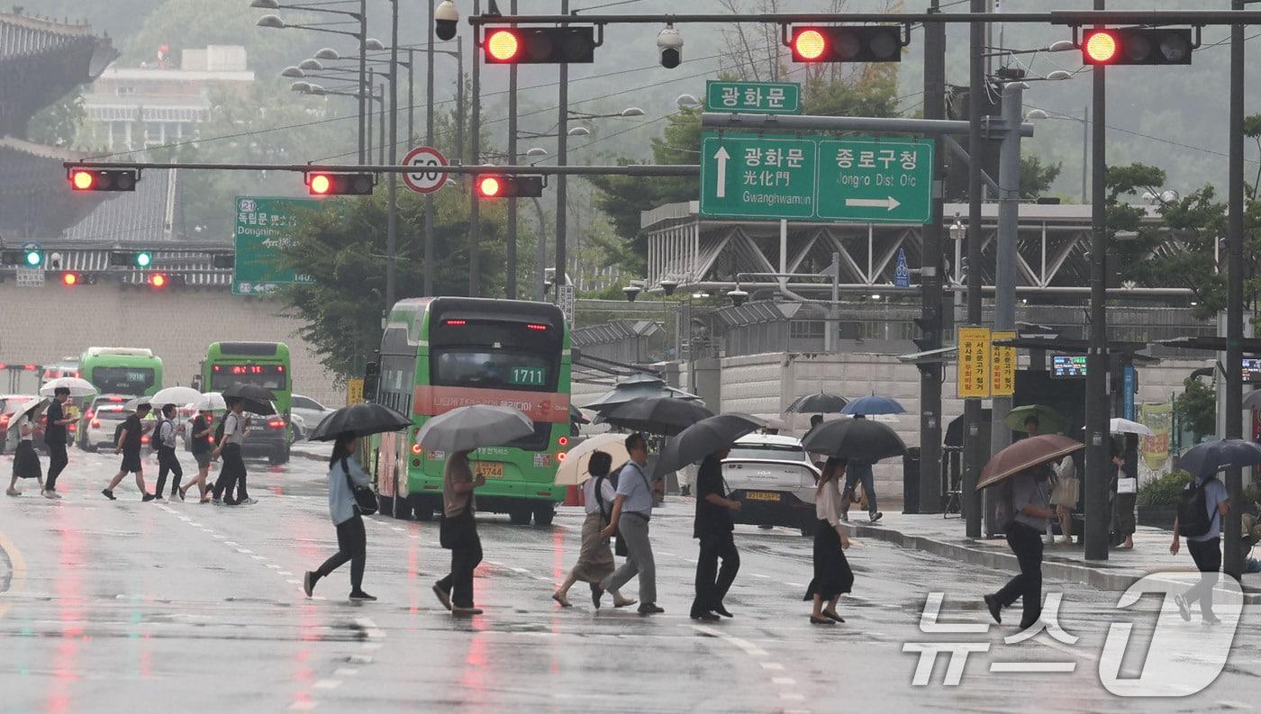 본문 이미지 - 비가 내리는 지난 20일 서울 중구 세종대로 사거리에서 우산을 쓴 시민들이 이동하고 있다. 2026.7.20 ⓒ 뉴스1 이종수 기자