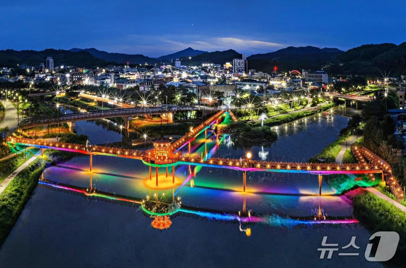 본문 이미지 - 18회 괴산 관광사진 전국 공모전 금상작 '괴산읍 아경'.(괴산군 제공. 재판매 및 DB금지)/뉴스1