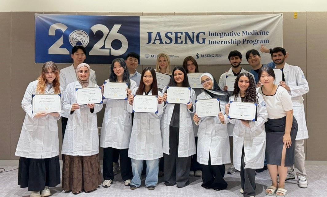 본문 이미지 - '2026 자생메디컬아카데미 하계 인턴십 프로그램'에 참여한 학생들과 관계자들이 기념촬영을 하고 있다.(자생한방병원 제공)