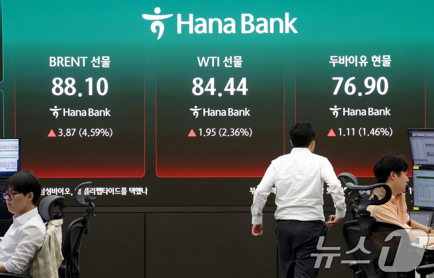 본문 이미지 - 중동 긴장 재고조에 국제 유가가 급등한 20일 오전 서울 중구 하나은행 딜링룸 현황판에 브렌트유 선물과 WTI선물, 두바이유 현물 시세가 표시되고 있다. 2026.7.20 ⓒ 뉴스1 이광호 기자